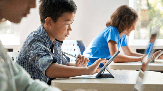 O equilíbrio no uso da inteligência artificial é fundamental para o desenvolvimento dos estudantes (Imagem: Ground Picture | Shutterstock)