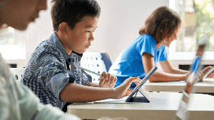 O equilíbrio no uso da inteligência artificial é fundamental para o desenvolvimento dos estudantes (Imagem: Ground Picture | Shutterstock)