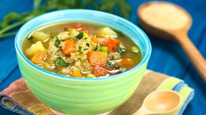 Sopa de quinoa com legumes (Imagem: Ildi Papp | Shutterstock)