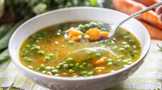 Sopa de ervilha com cenoura (Imagem: Marian Weyo | Shutterstock)