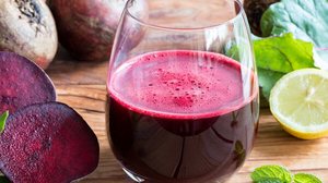 Suco detox de beterraba com gengibre (Imagem: Madeleine Steinbach | Shutterstock)