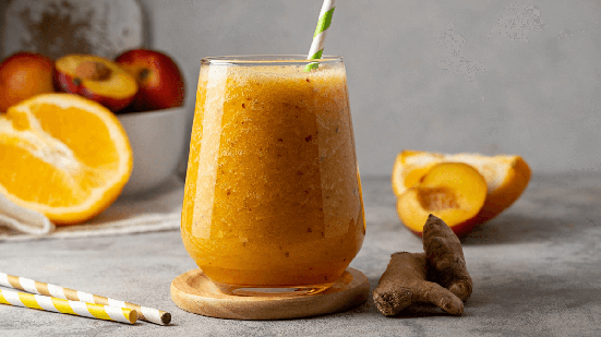 Suco de pêssego com gengibre (Imagem: Erhan Inga | Shutterstock)
