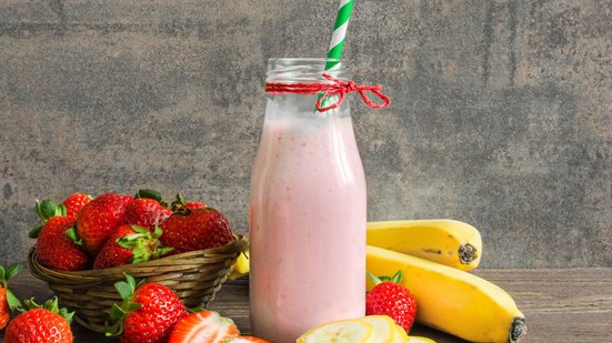 Vitamina de morango com banana e linhaça (Imagem: artem evdokimov | Shutterstock)