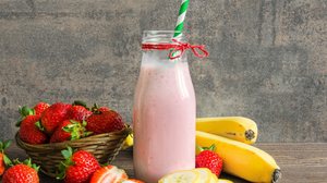 Vitamina de morango com banana e linhaça (Imagem: artem evdokimov | Shutterstock)