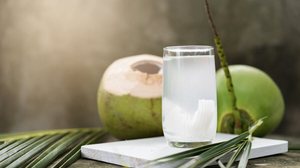 A água de coco oferece benefícios além da hidratação (Imagem: Here Asia | Shutterstock)