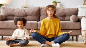 Meditar traz benefícios para todas as idades (Imagem: Evgeny Atamanenko | Shutterstock)