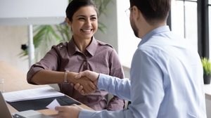 Fazer uma boa entrevista é fundamental para demonstrar sua competência (Imagem: fizkes | Shutterstock)