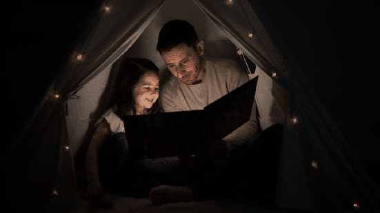 Livros infantis são aliados nas férias e abrem espaço para novas experiências na rotina das crianças (Imagem: asilopezfotografia | Shutterstock)
