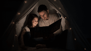 Livros infantis são aliados nas férias e abrem espaço para novas experiências na rotina das crianças (Imagem: asilopezfotografia | Shutterstock)