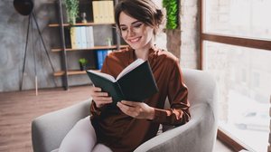Os livros podem ajudar na expansão do negócio no empreendedorismo (Imagem: Roman Samborskyi | Shutterstock)