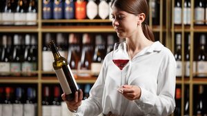 O vinho tinto traz diversos benefícios à saúde se consumido com moderação (Imagem: il21 | Shutterstock)