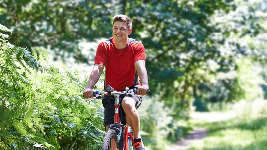 Andar de bicicleta é benéfico para a saúde e para o meio ambiente (Imagem: SpeedKingz | Shutterstock)