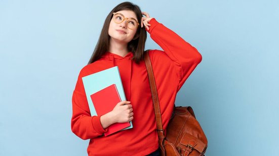 Saber empregar corretamente as palavras é importante para escrever uma boa redação (Imagem: Luis Molinero | Shutterstock)