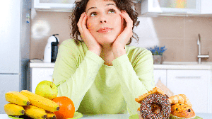 Diferenciar a fome fisiológica da fome emocional é fundamental para manter uma relação mais equilibrada com a comida (Imagem: Subbotina Anna | Shutterstock)