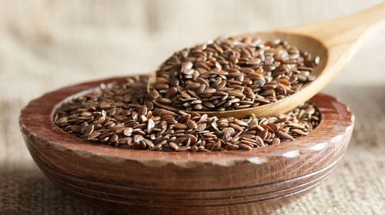 A linhaça é um alimento rico em nutrientes benéficos para a saúde (Imagem: Halil ibrahim mescioglu | Shutterstock)