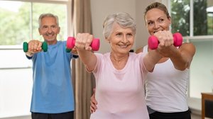 Treinos com pesos, elásticos ou o próprio peso corporal, sempre com orientação de um profissional, ajudam na prevenção à sarcopenia (Imagem: Ground Picture | Shutterstock)