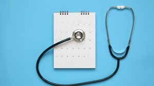 O check-up anual é essencial para prevenir doenças e manter o autocuidado (Imagem: Kwangmoozaa | Shutterstock)