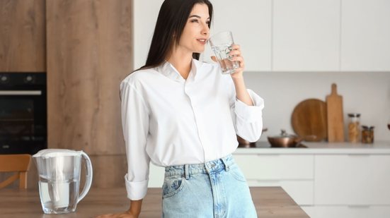 Comportamentos do dia a dia desidratam o corpo de forma silenciosa (Imagem: Pixel-Shot | Shutterstock)