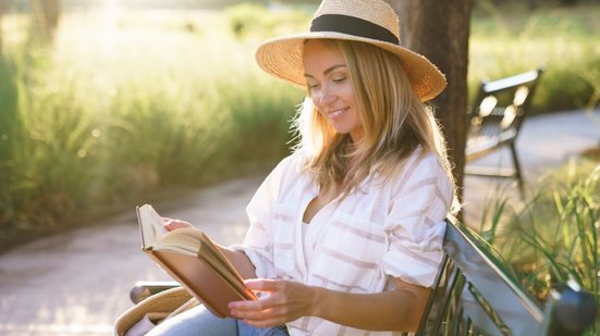 Os livros para as férias são sempre o convite perfeito para se desligar do mundo real e abrir as asas para a imaginação (Imagem: Marina April | Shutterstock)