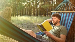 As férias convidam ao descanso, mas também podem ser uma oportunidade valiosa para crescer por dentro com boas leituras (Imagem: New Africa | Shutterstock)