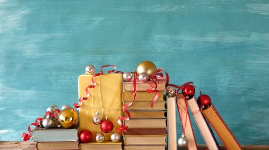 Os livros inspiram mudanças, ampliam o olhar sobre o mundo e são excelentes presentes de Natal (Imagem: Thomas Bethge | Shutterstock)