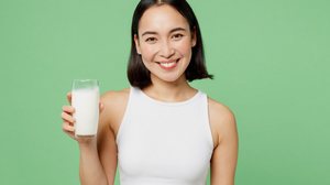 O leite é fonte de cálcio, proteínas, vitaminas e minerais (Imagem: ViDI Studio | Shutterstock)