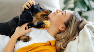 Essas opções de nomes para cachorros carinhosos expressam a ternura e o jeitinho especial de cada pet (Imagem: Kateryna Onyshchuk | Shutterstock)