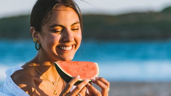 Nutrientes como os presentes na melancia ajudam a reduzir a vermelhidão após a exposição solar (Imagem: Daniel Vidal T | Shutterstock)