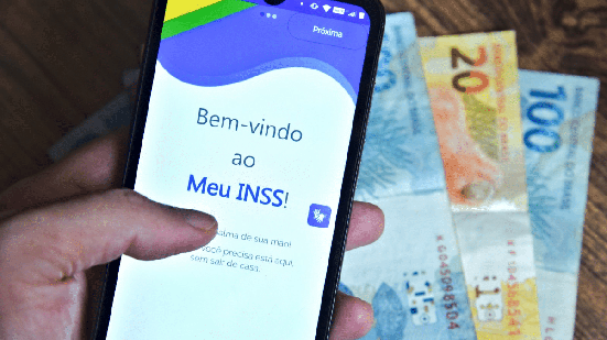 Benefícios previdenciários e assistenciais têm regras diferentes, e essa distinção é essencial para entender quem pode receber o abono anual (Imagem: Saulo Ferreira Angelo | Shutterstock)