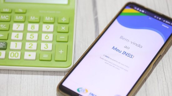 O valor do abono é integral para quem recebeu o benefício todo o ano e proporcional para quem entrou depois (Imagem: rafastockbr | Shutterstock)