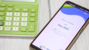 O valor do abono é integral para quem recebeu o benefício todo o ano e proporcional para quem entrou depois (Imagem: rafastockbr | Shutterstock)