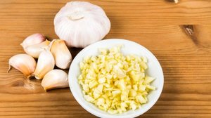 O alho é um ingrediente saboroso e aromático e possui propriedades nutricionais que podem contribuir para uma dieta saudável (Imagem: ThamKC | Shutterstock)