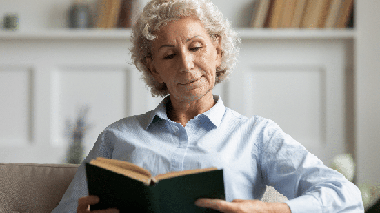 O hábito da leitura ajuda a expandir o repertório (Imagem: fizkes | Shutterstock)