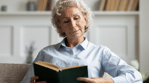 O hábito da leitura ajuda a expandir o repertório (Imagem: fizkes | Shutterstock)