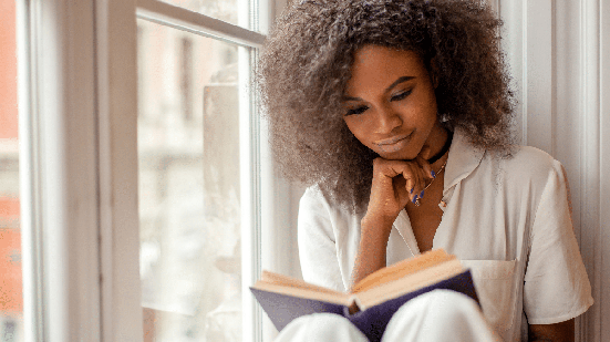 Entre ficção, poesia, ciência e memórias, esses livros são opções para acompanhar diferentes momentos, conhecer novos universos e aproveitar a leitura de um jeito leve e envolvente  (Imagem: Andrii Kobryn | Shutterstock)