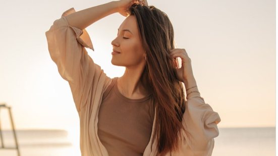 Alguns cuidados ajudam a evitar a queda de cabelo no verão (Imagem: Look Studio | Shutterstock)