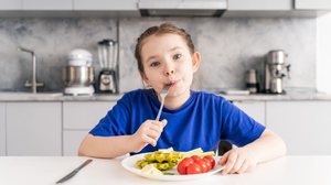 Autistas podem apresentar seletividade alimentar (Imagem: Andy Shell
| Shutterstock)