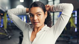 Adotar cuidados antes e após o treino ajuda a manter os cabelos saudáveis (Imagem: PeopleImages | Shutterstock)