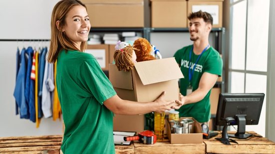 O voluntariado ajuda a transformar a vida de quem doa seu tempo e de quem é atendido nos projetos (Imagem: Krakenimages.com | Shutterstock)