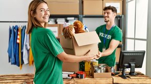 O voluntariado ajuda a transformar a vida de quem doa seu tempo e de quem é atendido nos projetos (Imagem: Krakenimages.com | Shutterstock)