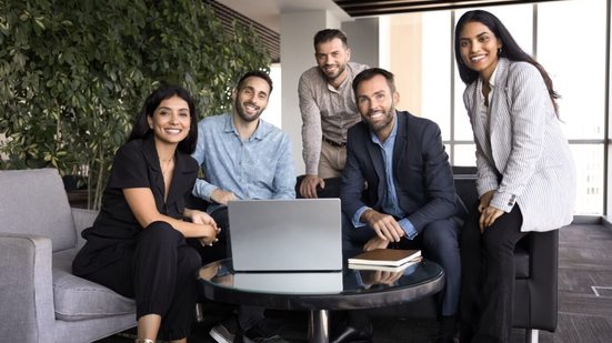 Nem toda verdade corporativa se sustenta na prática e pode esconder mentiras que afetam decisões e bem-estar (Imagem: fizkes | Shutterstock)