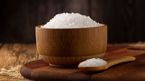 Banho com sal grosso ajuda a limpar as energias negativas (Imagem: WS-Studio | Shutterstock)