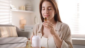 Os óleos essenciais são uma poderosa ferramenta para potencializar os estudos (Imagem: New Africa | Shutterstock)