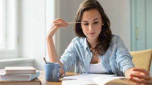 Vícios de linguagem ocorrem por diversos motivos e devem ser evitados em provas e ambientes de avaliação (Imagem: baranq | Shutterstock)