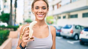 A alimentação é uma grande aliada de quem prática corrida (Imagem: Krakenimages.com | Shutterstock)