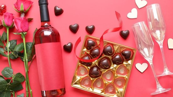 O Dia dos Namorados é perfeito para harmonizar vinho com chocolate (Imagem: Pixel-Shot | Shutterstock)