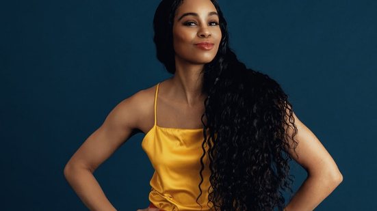 Ofertas de mega hair com preços tentadores na internet podem trazer problemas para os fios (Imagem: CarlosDavid | Shutterstock)