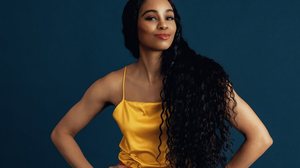 Ofertas de mega hair com preços tentadores na internet podem trazer problemas para os fios (Imagem: CarlosDavid | Shutterstock)