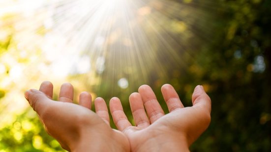 Os decretos proféticos ajudam a atrair dinheiro e prosperidade (Imagem: Marija Jokic | Shutterstock)