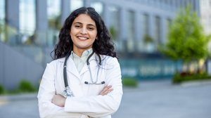 Escolher a especialidade médica vai além da formação e envolve autoconhecimento e decisão consciente (Imagem: voronaman | Shutterstock)